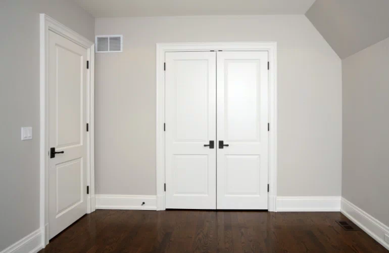 białe drzwi w domu